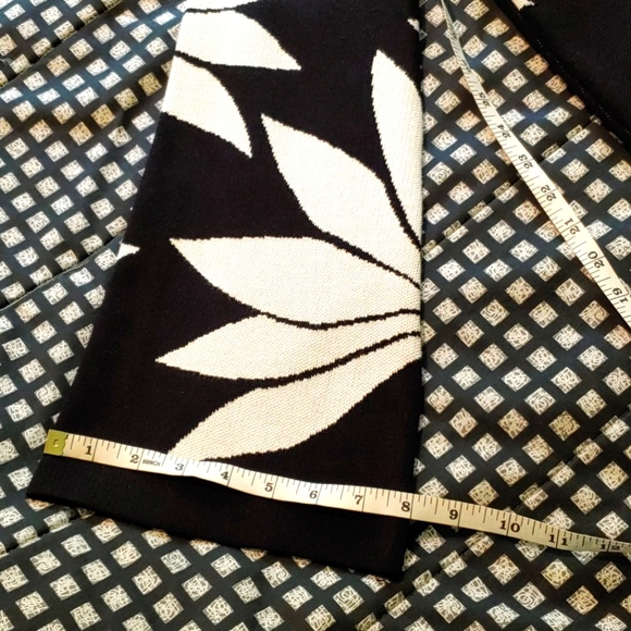 Beautiful black with white sweater - Picture 4 of 10